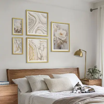Galéria obrazov na stenu abstraktné kvetinové motívy s nádychom elegancie