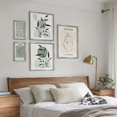 Sada obrazov nad pohovku so štýlovou grafikou rastlín