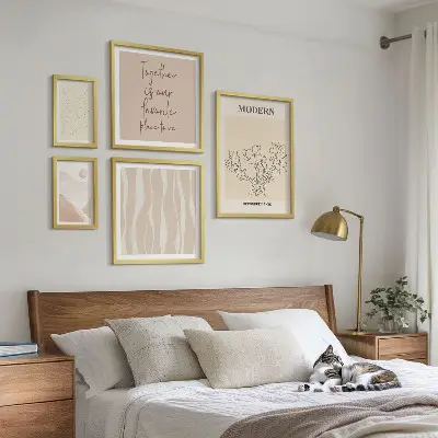 Sada obrazov nad pohovku v modernom minimalistickom štýle