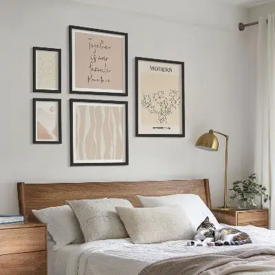 Sada obrazov nad pohovku v modernom minimalistickom štýle