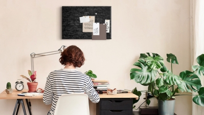 Čo dať na stenu vedľa pracovného stola? Sprievodca