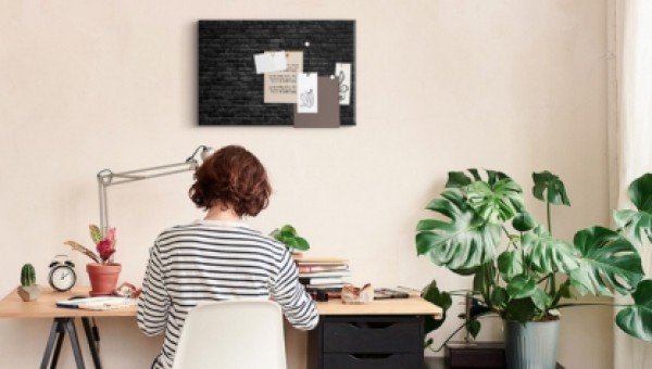 Čo dať na stenu vedľa pracovného stola? Sprievodca